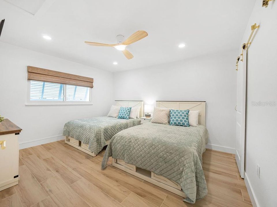 For Sale: $799,990 (2 beds, 2 baths, 958 Square Feet)