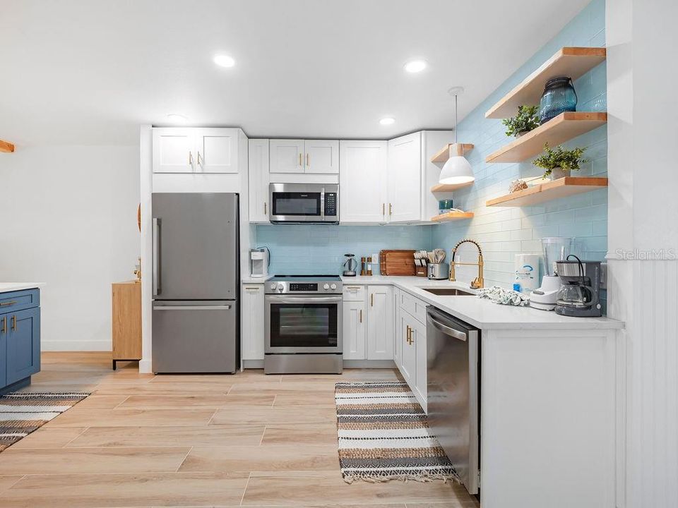 For Sale: $799,990 (2 beds, 2 baths, 958 Square Feet)