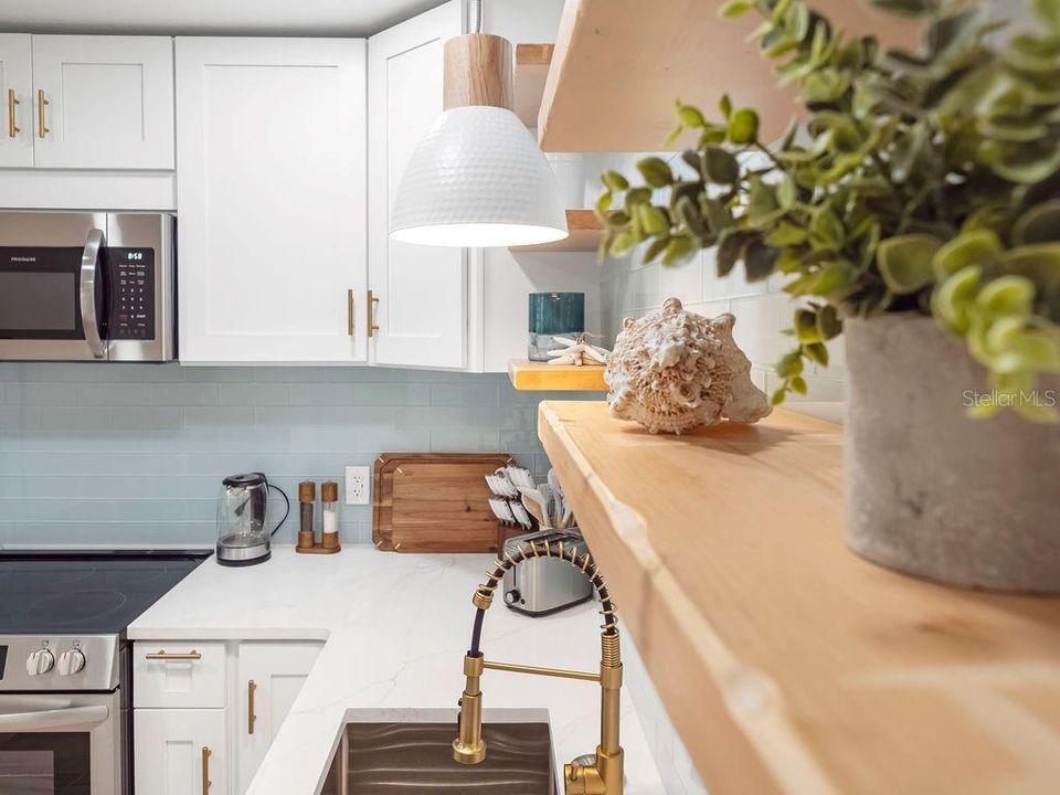 For Sale: $799,990 (2 beds, 2 baths, 958 Square Feet)