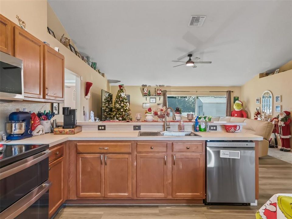 Active With Contract: $298,900 (4 beds, 2 baths, 1880 Square Feet)