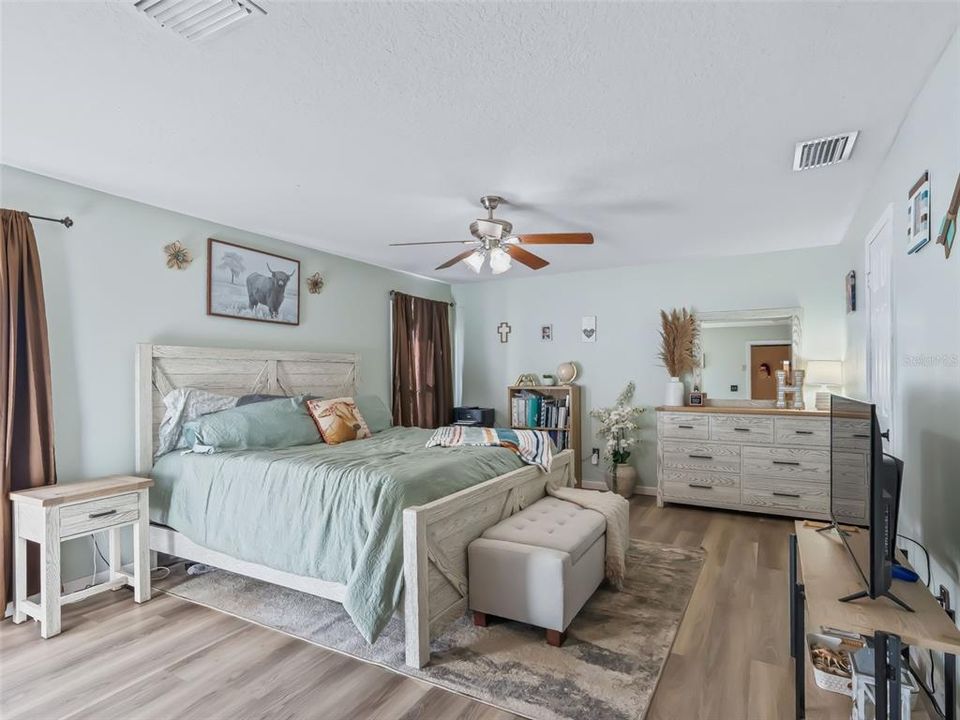 Active With Contract: $298,900 (4 beds, 2 baths, 1880 Square Feet)