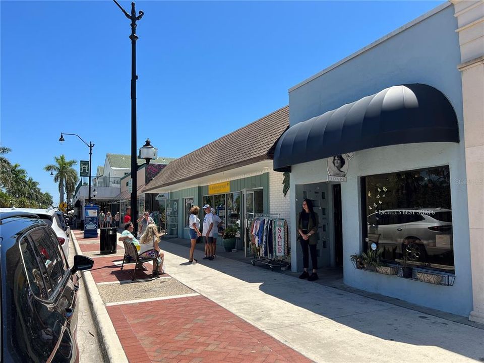 待售: $229,000 (2 贝兹, 2 浴室, 811 平方英尺)