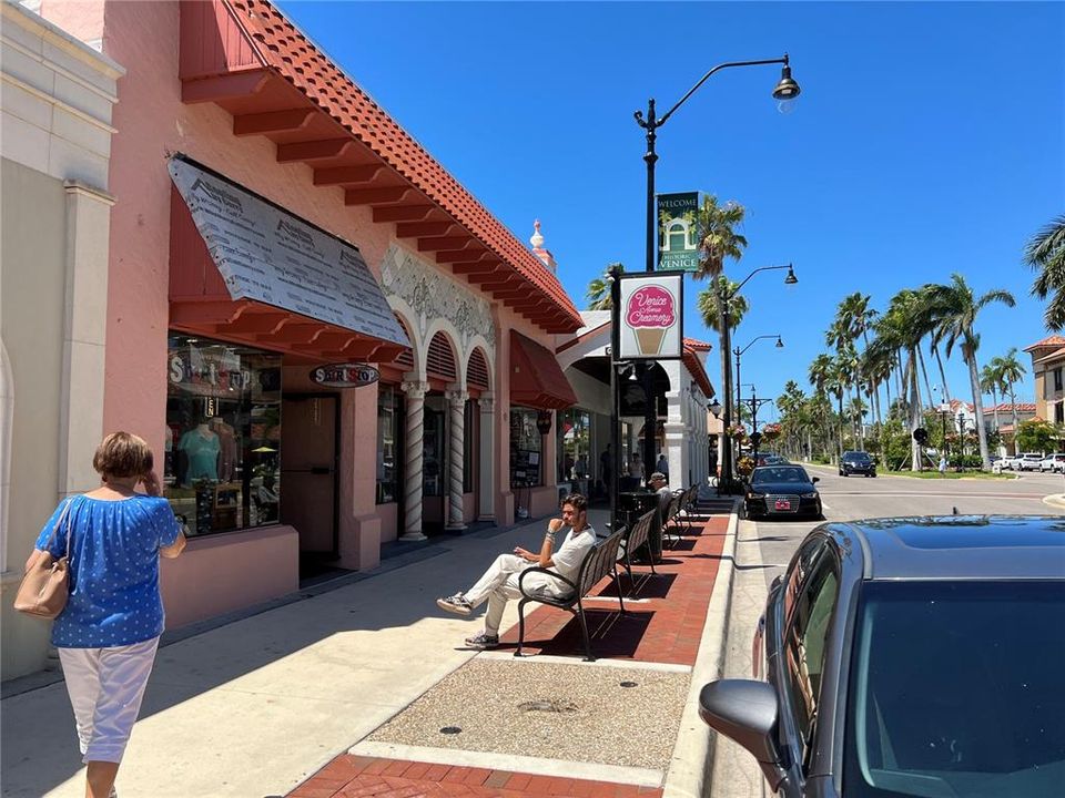 待售: $229,000 (2 贝兹, 2 浴室, 811 平方英尺)