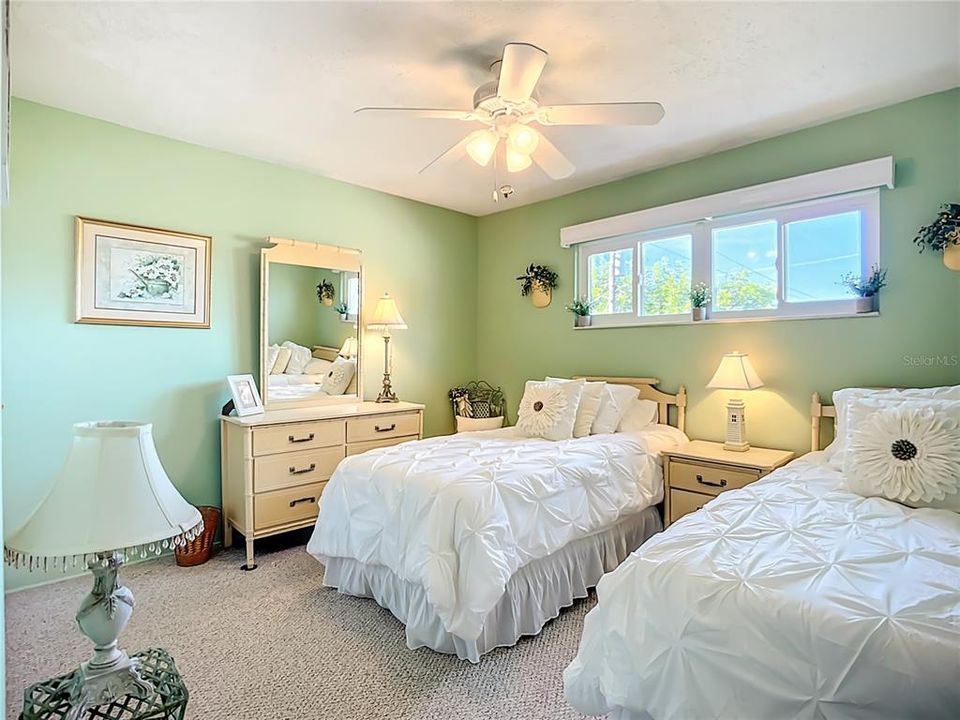 待售: $229,000 (2 贝兹, 2 浴室, 811 平方英尺)