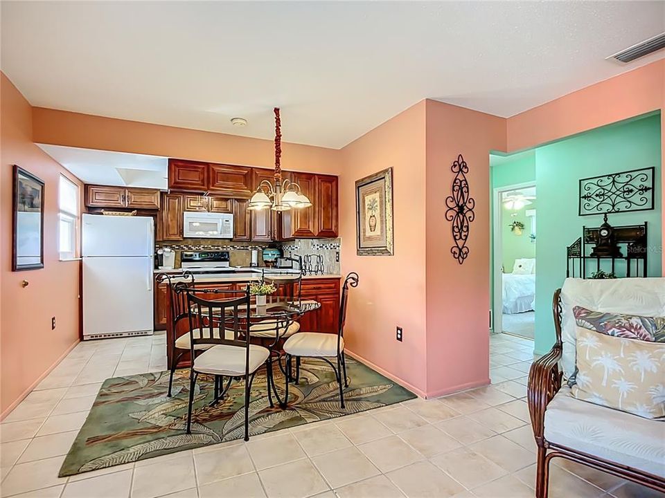 待售: $229,000 (2 贝兹, 2 浴室, 811 平方英尺)