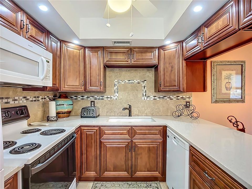 待售: $229,000 (2 贝兹, 2 浴室, 811 平方英尺)