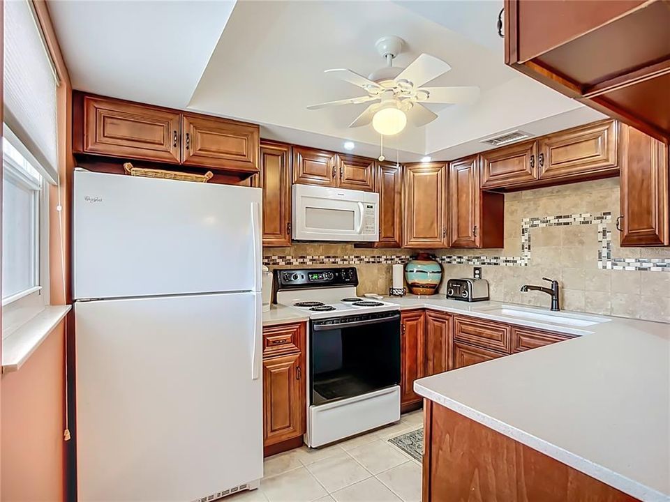 待售: $229,000 (2 贝兹, 2 浴室, 811 平方英尺)