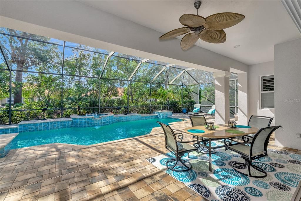 合同活跃: $1,049,000 (3 贝兹, 3 浴室, 3362 平方英尺)