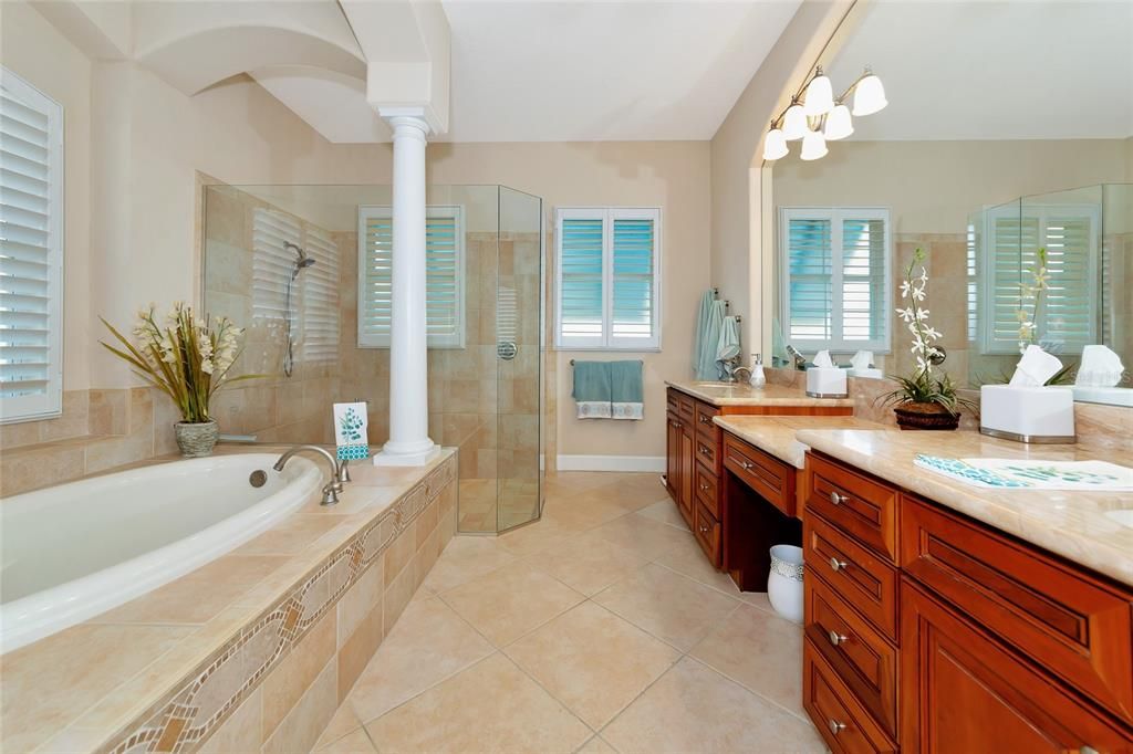 合同活跃: $1,049,000 (3 贝兹, 3 浴室, 3362 平方英尺)