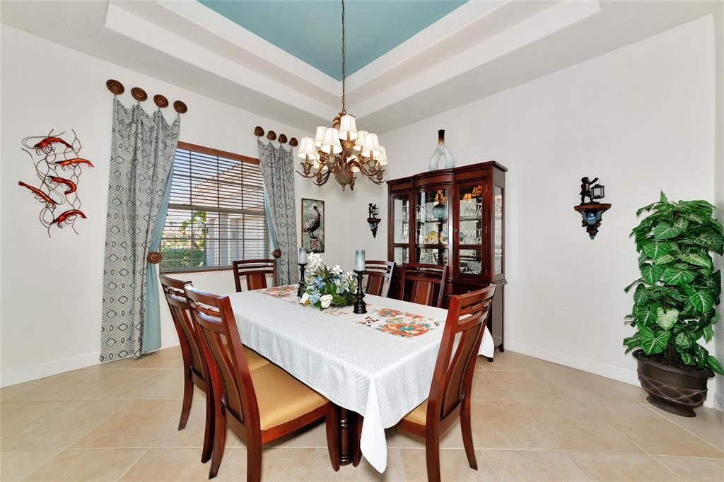 合同活跃: $1,049,000 (3 贝兹, 3 浴室, 3362 平方英尺)