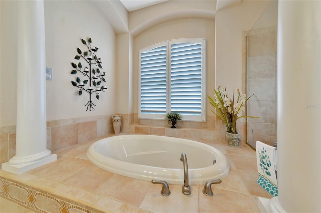 合同活跃: $1,049,000 (3 贝兹, 3 浴室, 3362 平方英尺)