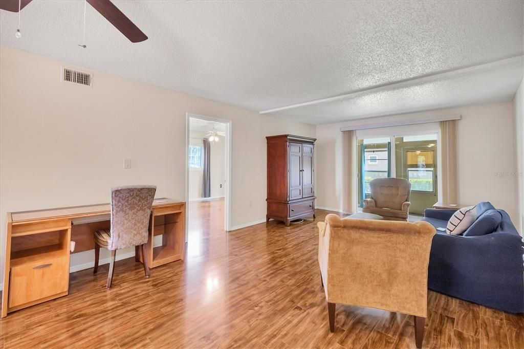 Active With Contract: $124,900 (2 beds, 2 baths, 1144 Square Feet)