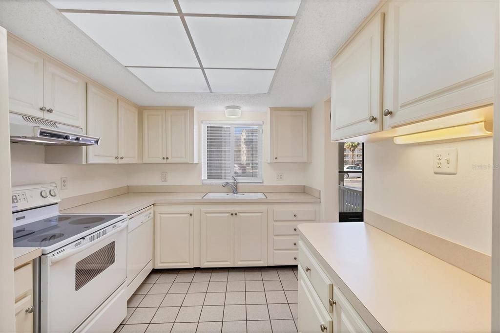 Active With Contract: $124,900 (2 beds, 2 baths, 1144 Square Feet)