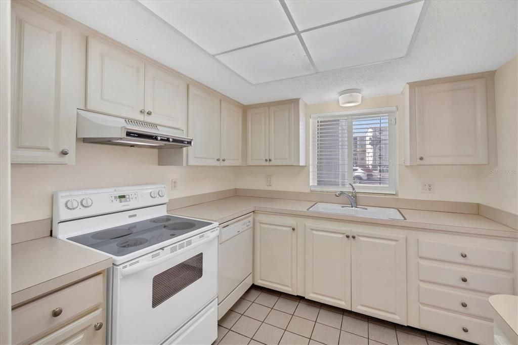 Active With Contract: $124,900 (2 beds, 2 baths, 1144 Square Feet)