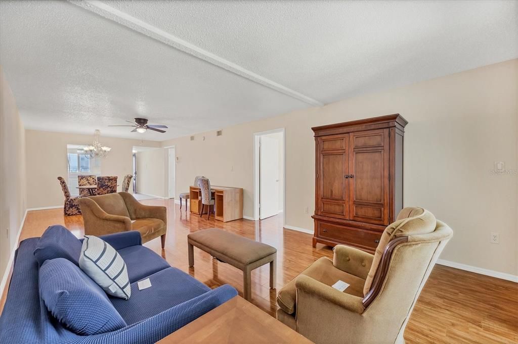 Active With Contract: $124,900 (2 beds, 2 baths, 1144 Square Feet)