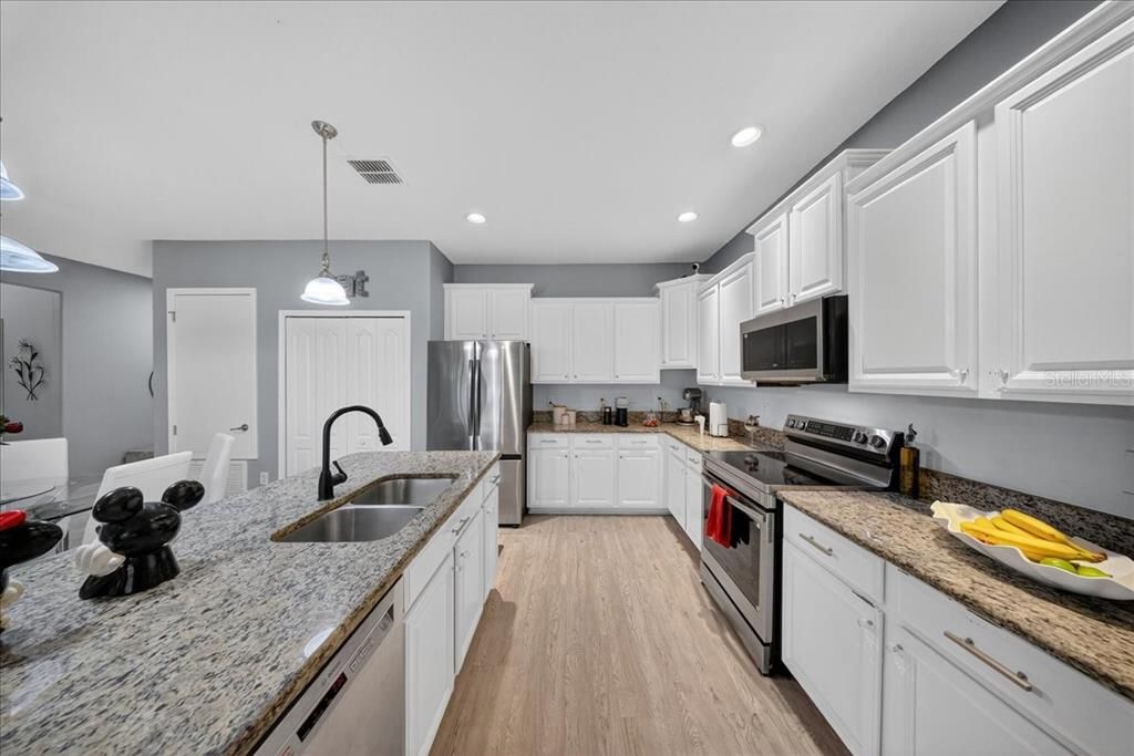 En Venta: $643,500 (4 camas, 3 baños, 2849 Pies cuadrados)