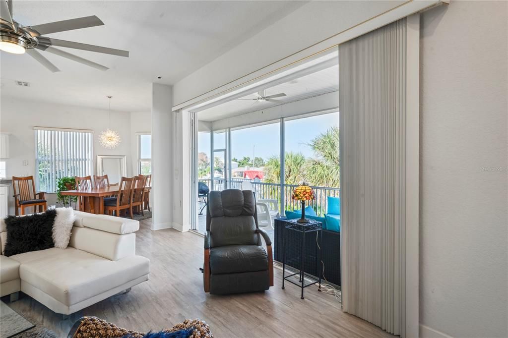 En Venta: $895,000 (3 camas, 3 baños, 1989 Pies cuadrados)