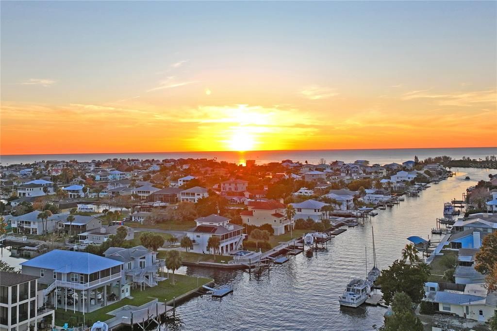 En Venta: $895,000 (3 camas, 3 baños, 1989 Pies cuadrados)