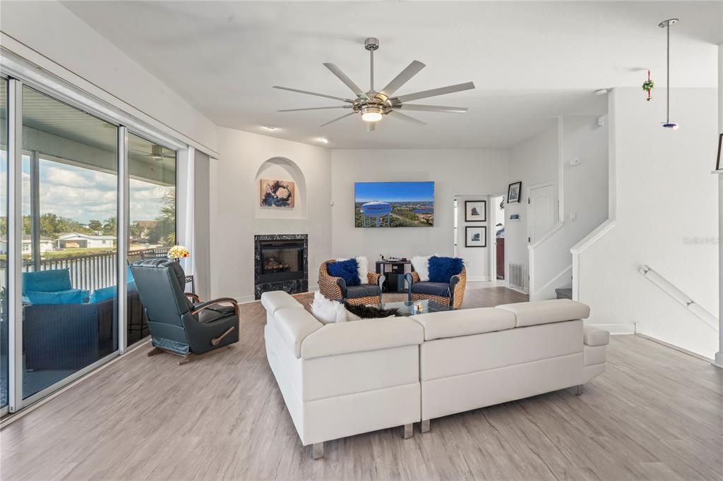 En Venta: $895,000 (3 camas, 3 baños, 1989 Pies cuadrados)