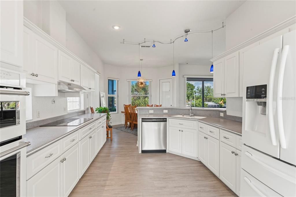 En Venta: $895,000 (3 camas, 3 baños, 1989 Pies cuadrados)