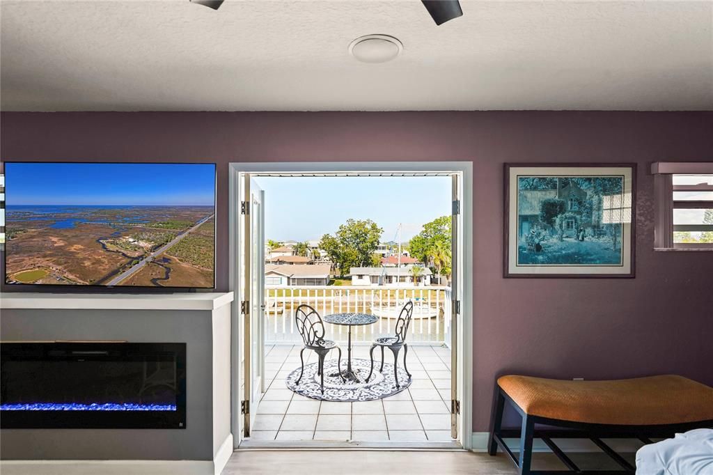 En Venta: $895,000 (3 camas, 3 baños, 1989 Pies cuadrados)