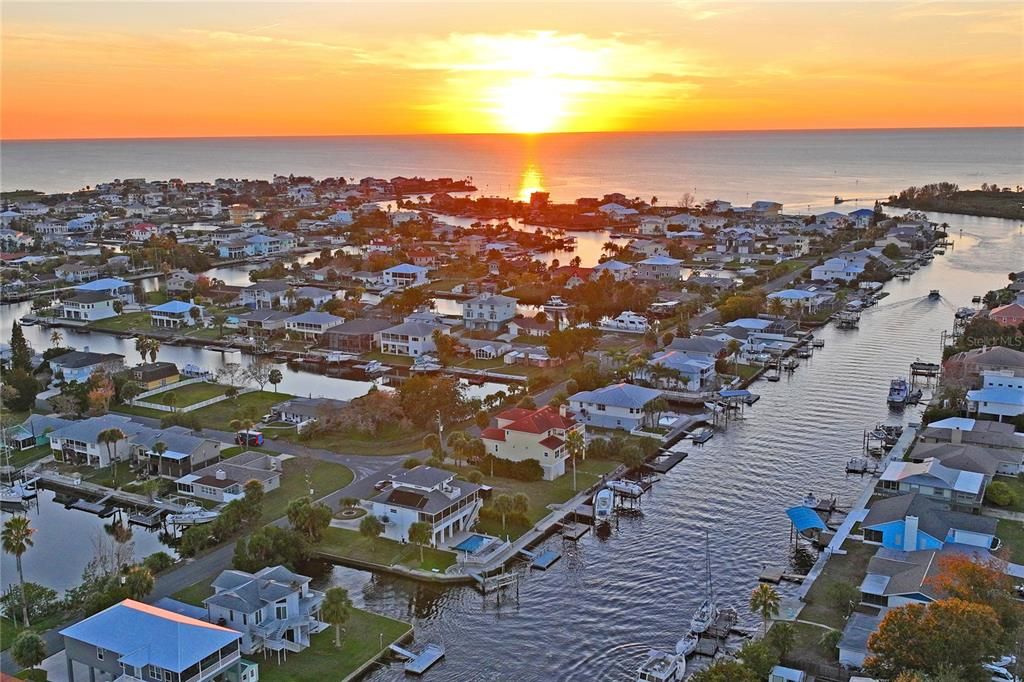 En Venta: $895,000 (3 camas, 3 baños, 1989 Pies cuadrados)