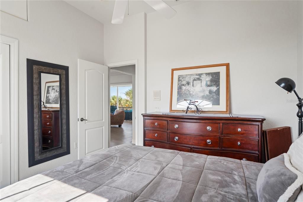 En Venta: $895,000 (3 camas, 3 baños, 1989 Pies cuadrados)