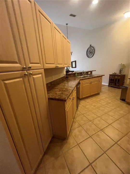 合同活跃: $215,000 (3 贝兹, 2 浴室, 1291 平方英尺)