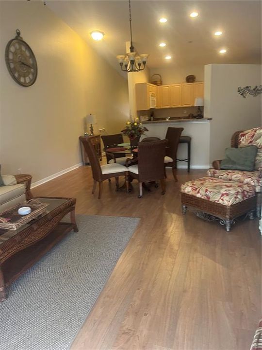 合同活跃: $215,000 (3 贝兹, 2 浴室, 1291 平方英尺)