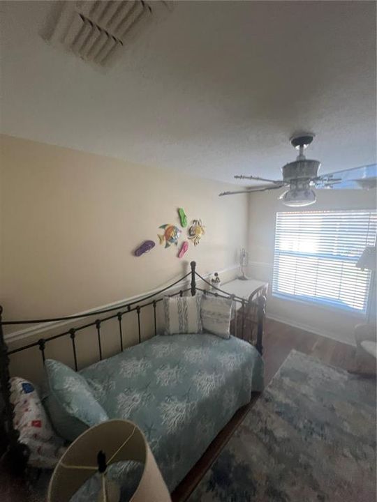 合同活跃: $215,000 (3 贝兹, 2 浴室, 1291 平方英尺)