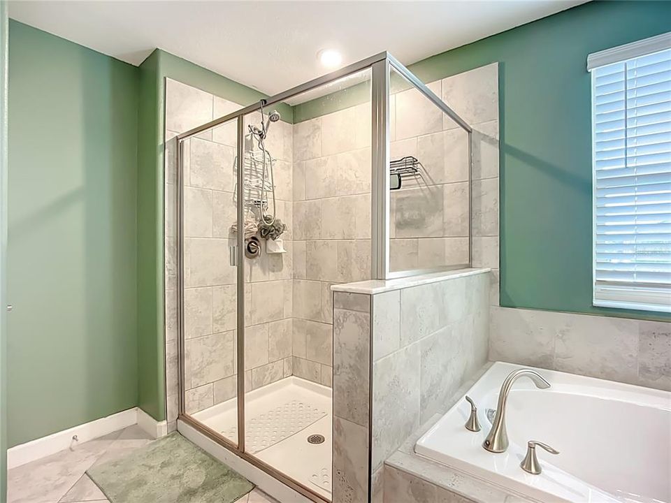 For Sale: $550,000 (4 beds, 3 baths, 2555 Square Feet)