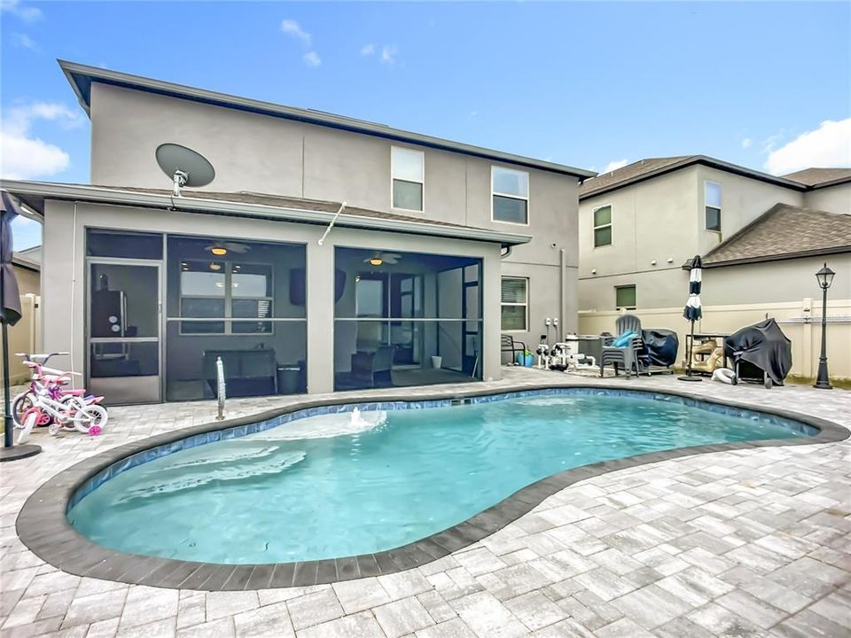 For Sale: $550,000 (4 beds, 3 baths, 2555 Square Feet)