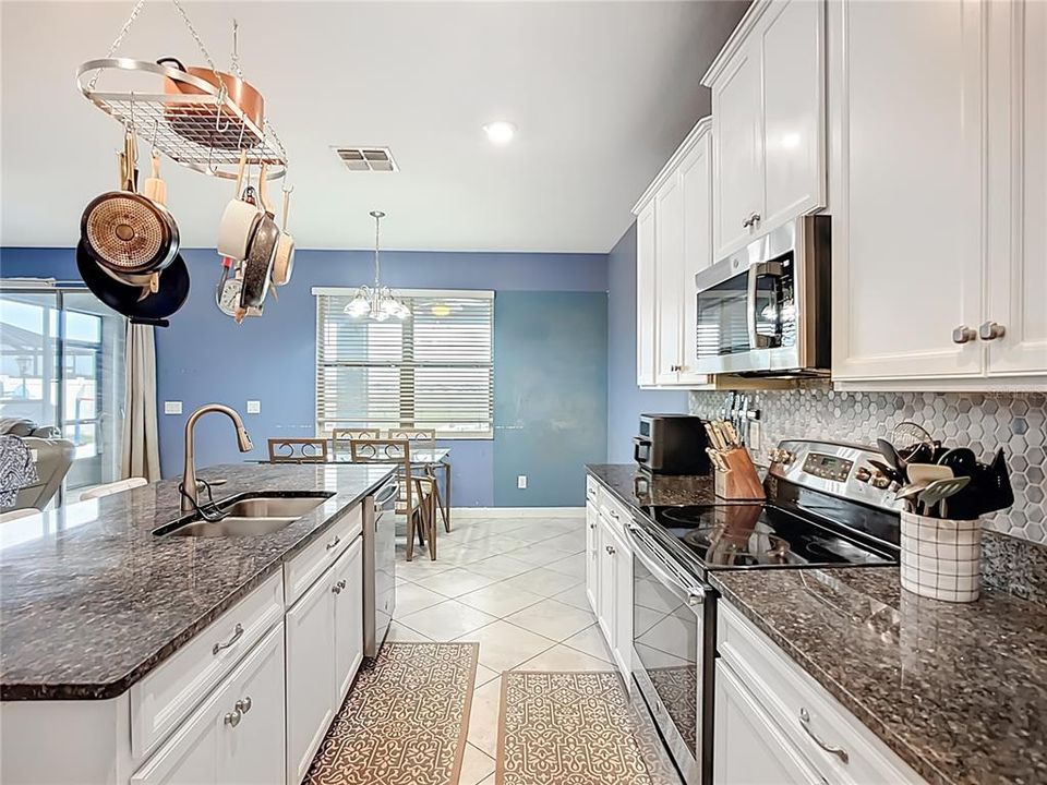 For Sale: $550,000 (4 beds, 3 baths, 2555 Square Feet)