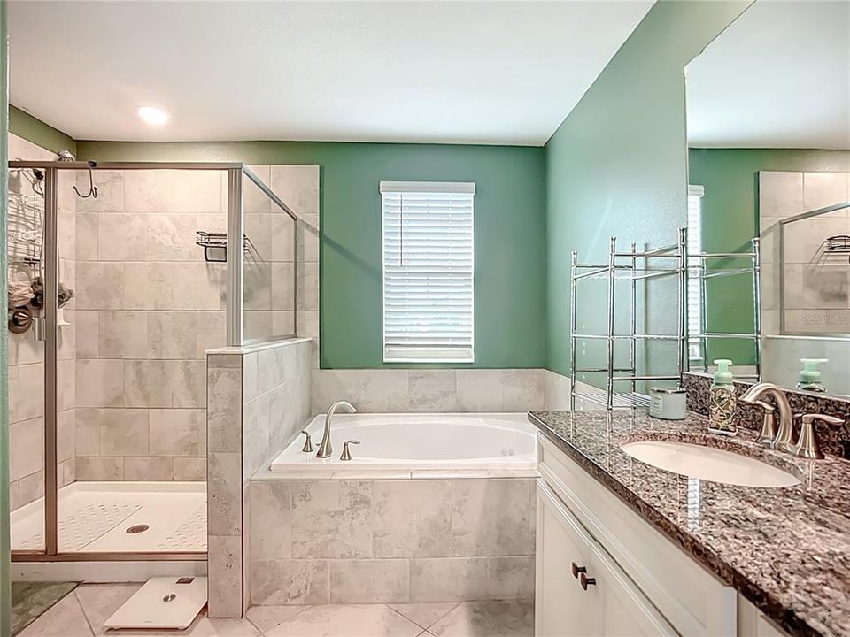 For Sale: $550,000 (4 beds, 3 baths, 2555 Square Feet)