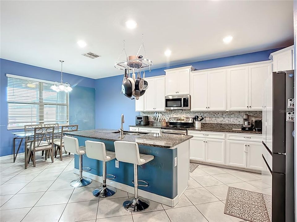 For Sale: $550,000 (4 beds, 3 baths, 2555 Square Feet)