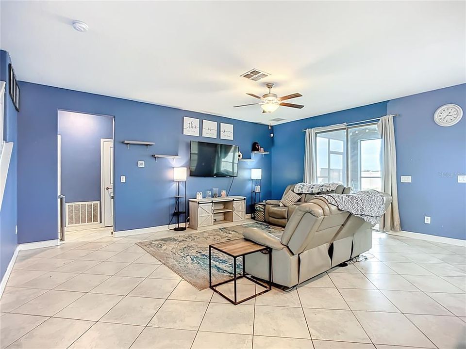 For Sale: $550,000 (4 beds, 3 baths, 2555 Square Feet)