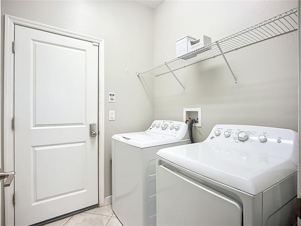 For Sale: $550,000 (4 beds, 3 baths, 2555 Square Feet)