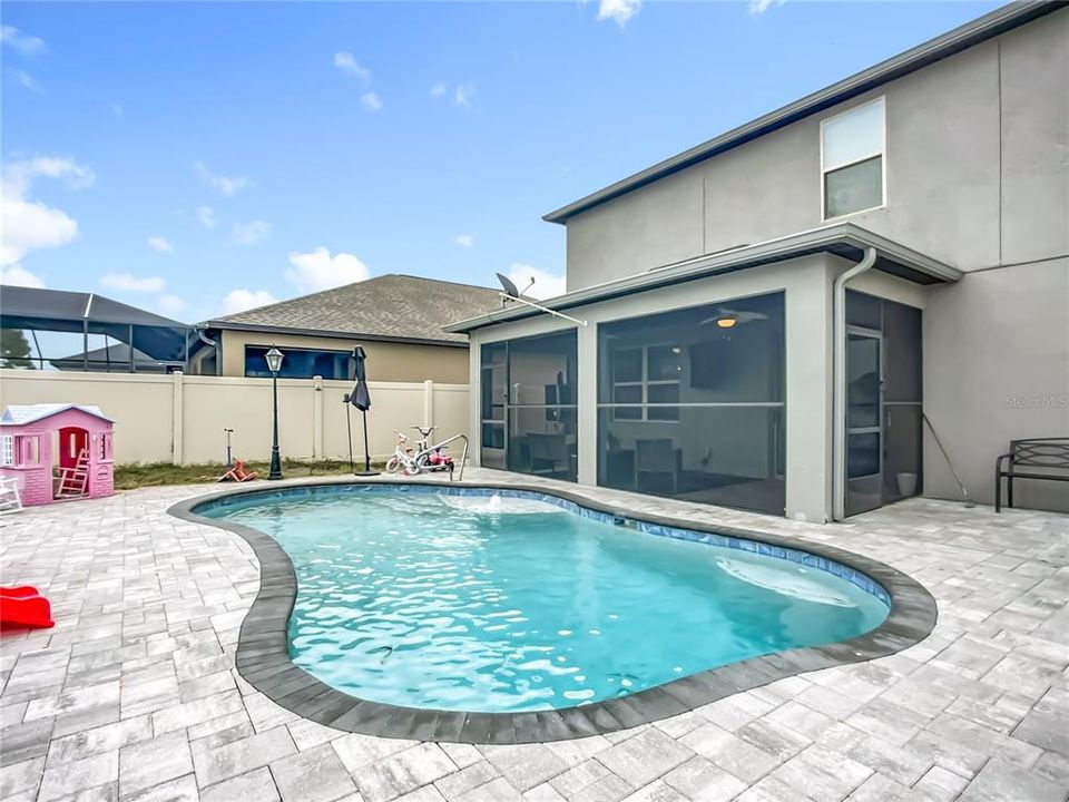 For Sale: $550,000 (4 beds, 3 baths, 2555 Square Feet)