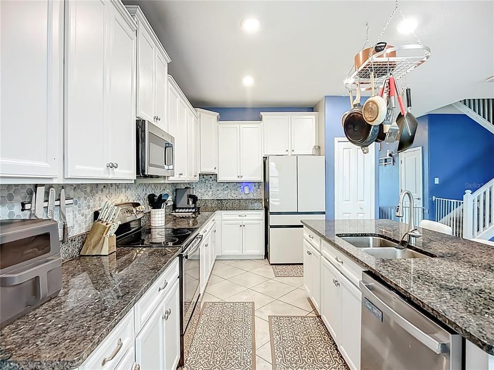 For Sale: $550,000 (4 beds, 3 baths, 2555 Square Feet)