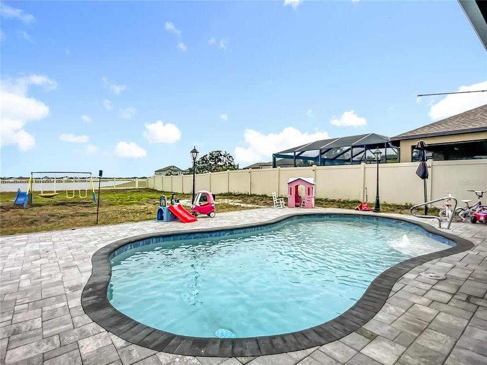 For Sale: $550,000 (4 beds, 3 baths, 2555 Square Feet)