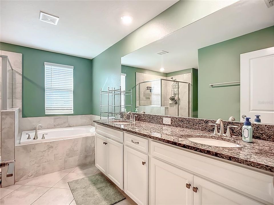 For Sale: $550,000 (4 beds, 3 baths, 2555 Square Feet)