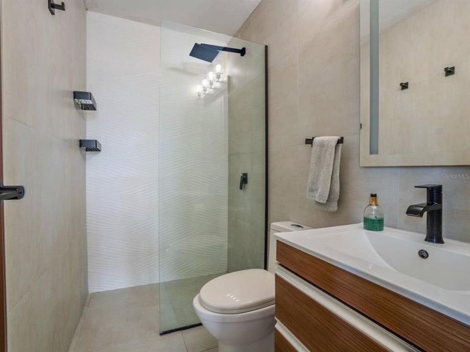 Под контрактом: $225,000 (2 спален, 1 ванн, 889 Квадратных фут)