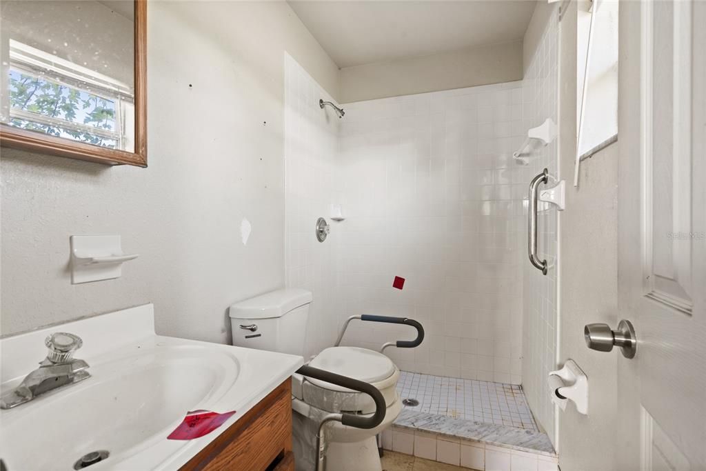 Activo con contrato: $170,000 (3 camas, 2 baños, 976 Pies cuadrados)