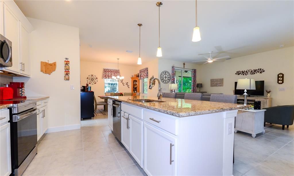 合同活跃: $299,900 (3 贝兹, 2 浴室, 1668 平方英尺)