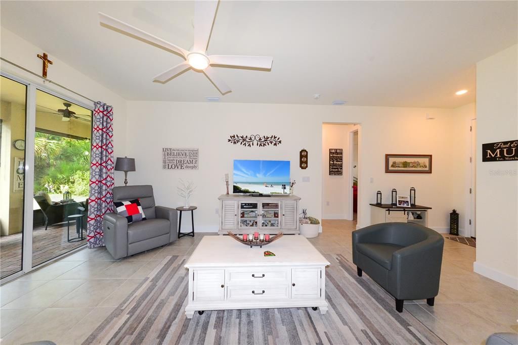 合同活跃: $299,900 (3 贝兹, 2 浴室, 1668 平方英尺)