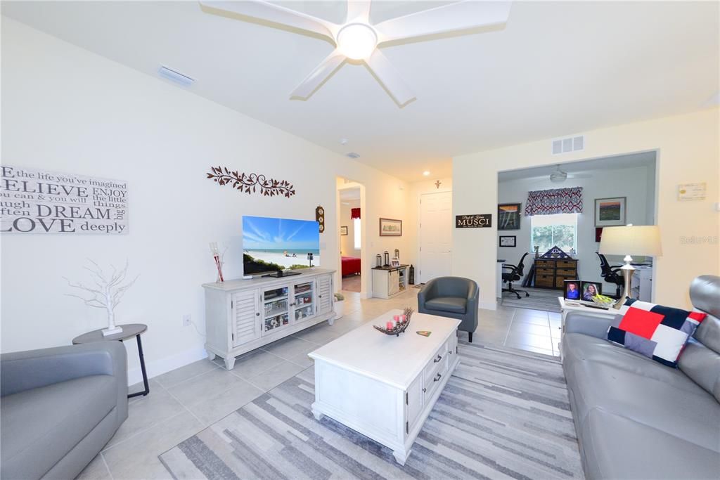 合同活跃: $299,900 (3 贝兹, 2 浴室, 1668 平方英尺)