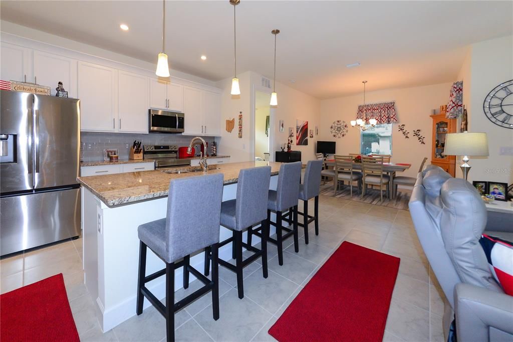 合同活跃: $299,900 (3 贝兹, 2 浴室, 1668 平方英尺)