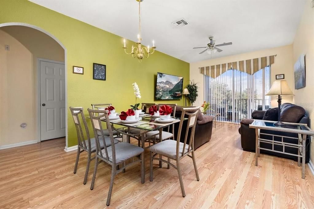 En Venta: $289,900 (2 camas, 2 baños, 1081 Pies cuadrados)