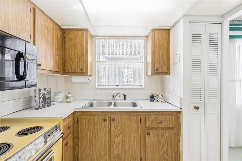 For Sale: $99,000 (1 beds, 1 baths, 750 Square Feet)