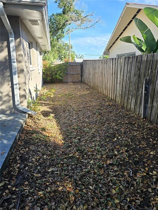 合同活跃: $374,900 (4 贝兹, 2 浴室, 1634 平方英尺)